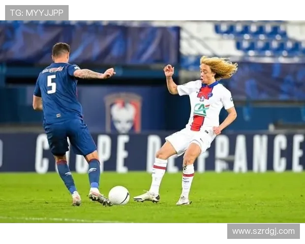 哈维西蒙斯：新星崛起的足球天才与未来之路探索